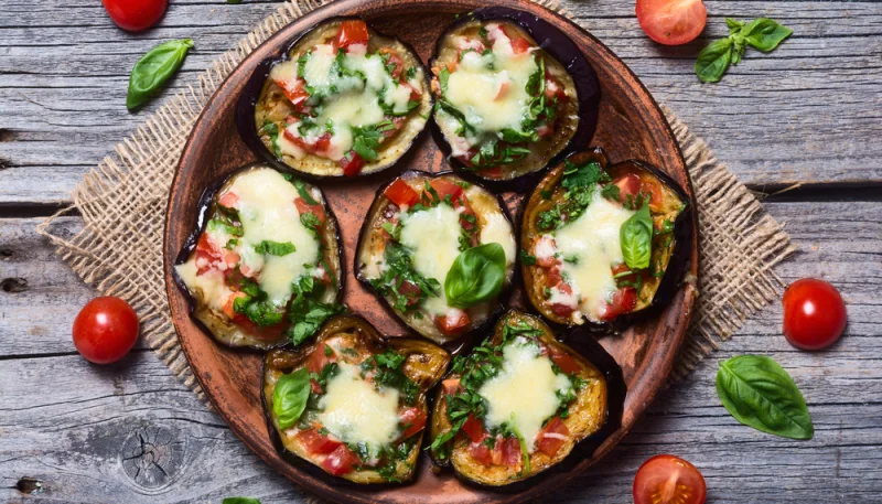 Mini-pizzas d'aubergines aux tomates cerises maison