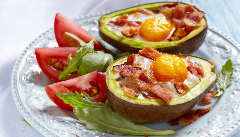 Oeufs en cocotte d'avocat au bacon maison