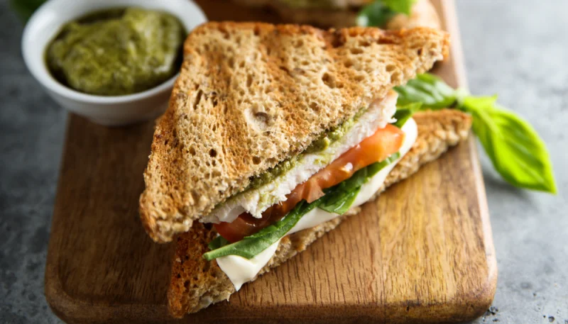 Sandwich poulet-pesto