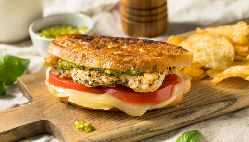 Sandwich poulet-pesto