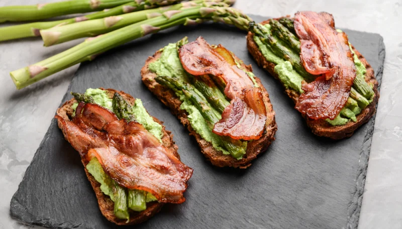 Tartines guacamole asperges et bacon