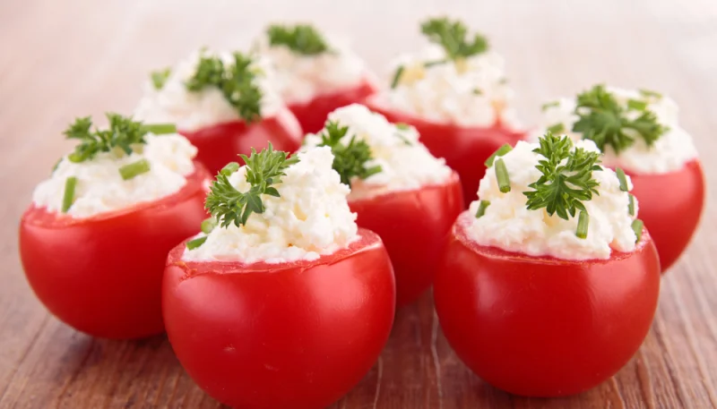 Tomates farcies au fromage frais maison
