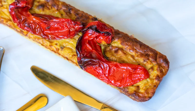 Cake au poivron, fromage de chèvre et chorizo