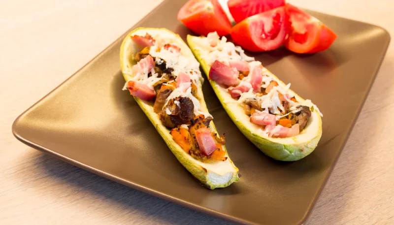 Courgettes farcies à la crème et aux lardons