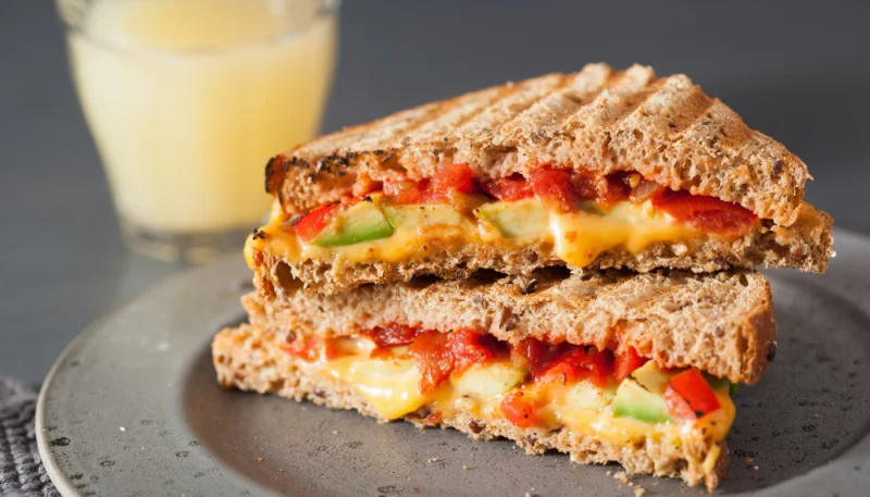 Croque-monsieur à la mozzarella, tomate et avocat