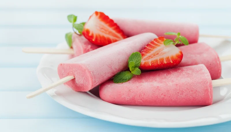 Glaces au yaourt à la vanille, fraises et crumble