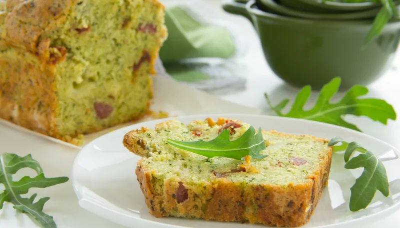 Cake au chorizo, pesto et feta