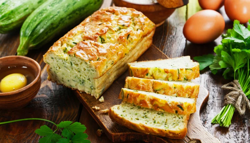 Cake aux courgettes, à la feta et à la menthe