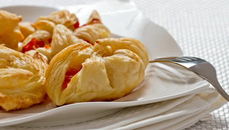 Feuilletés de tomates, crème d'ail et parmesan