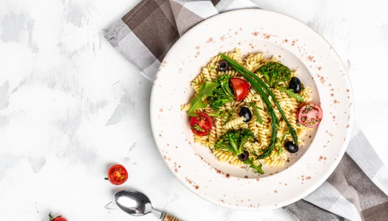 Salade de fusilli aux asperges, tomates cerises et olives noires