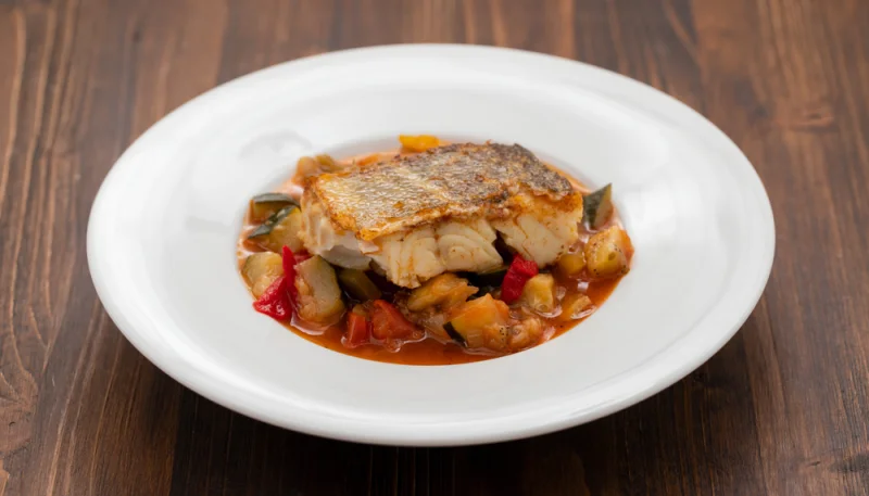 Papillotes de poisson sur son lit de ratatouille