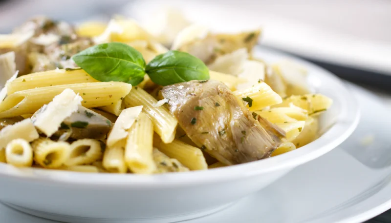 Salade de penne aux artichauts et à la feta