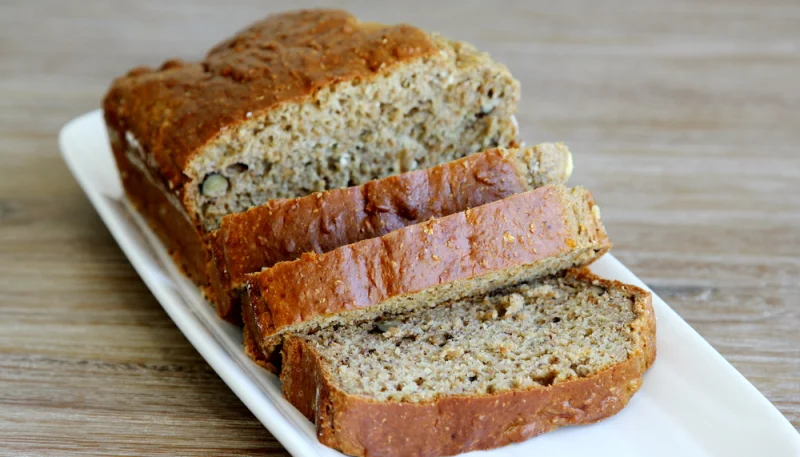 Cake au chèvre, noix et raisins secs