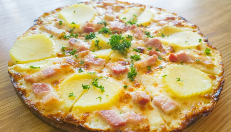 Pizza mozzarella, pommes de terre et lard fumé