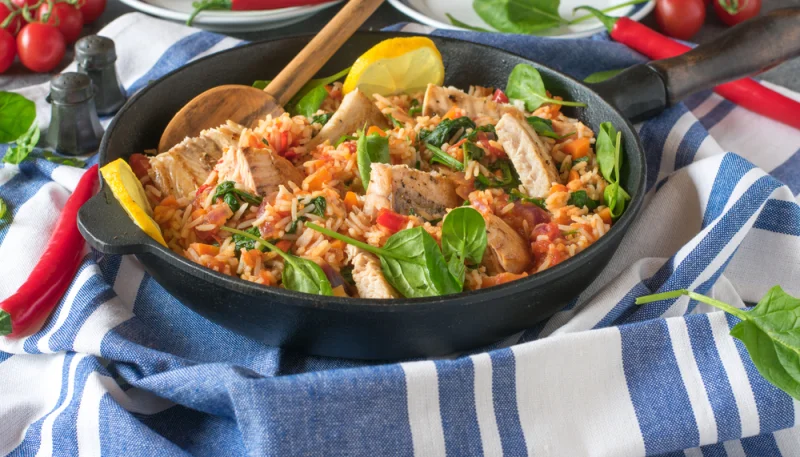 Poêlée de riz au poisson et aux légumes