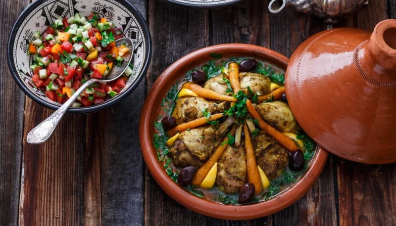 Tajine de poulet aux carottes et aux olives