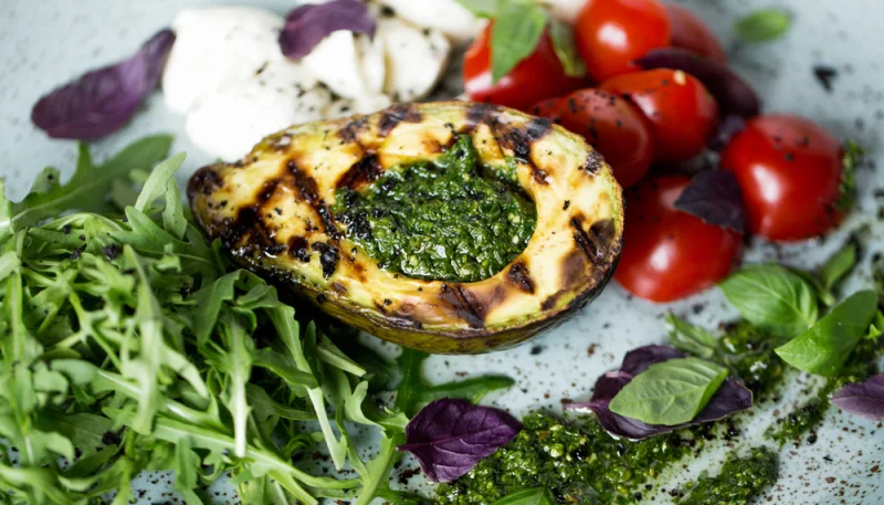 Avocat grillé aux épinards