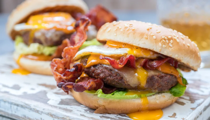 Burgers maison au boeuf, bacon et oeuf