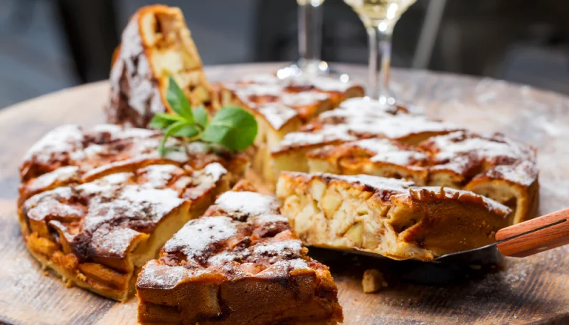 Gâteau aux pommes, amandes et raisins secs