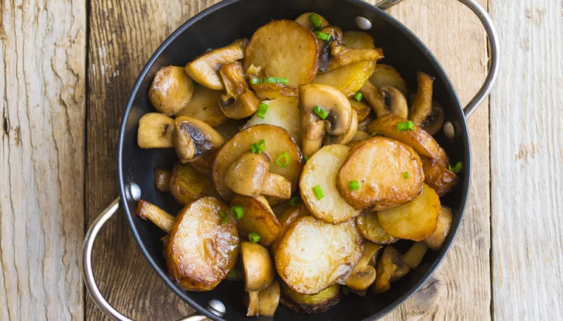 Poêlée de pommes, pommes de terre et champignons