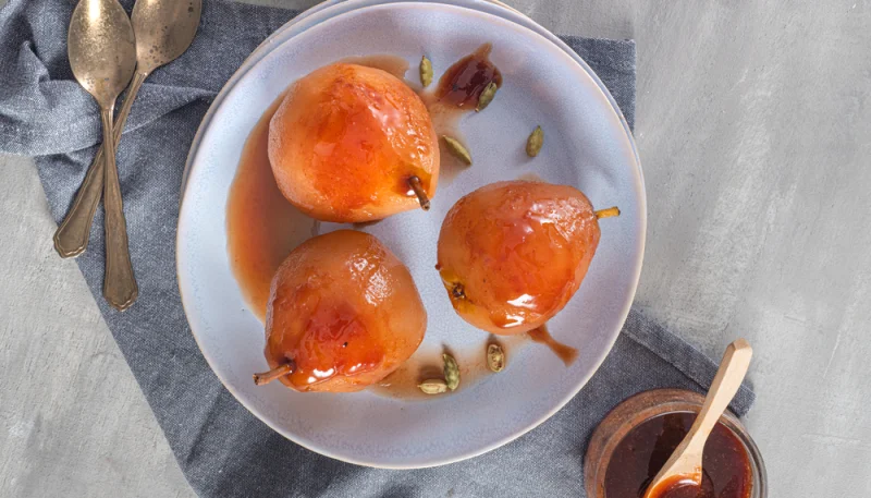 Poires pochées à la cardamome
