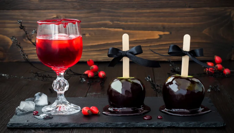 Pommes d'amour noires pour Halloween
