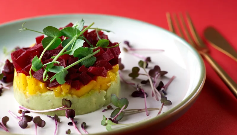 Salade avocat, mangue et betterave avec sa sauce aux agrumes