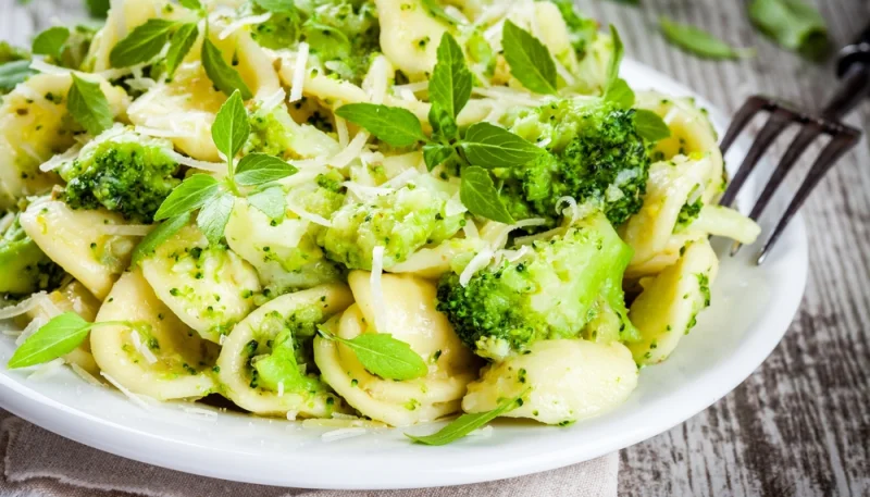 Salade d'orecchiette aux brocolis, citron et basilic
