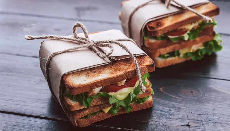 Sandwichs grillés au fromage, poulet et crudités