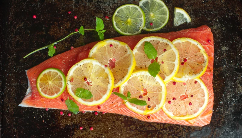 Saumon grillé au citron, miel et baies roses