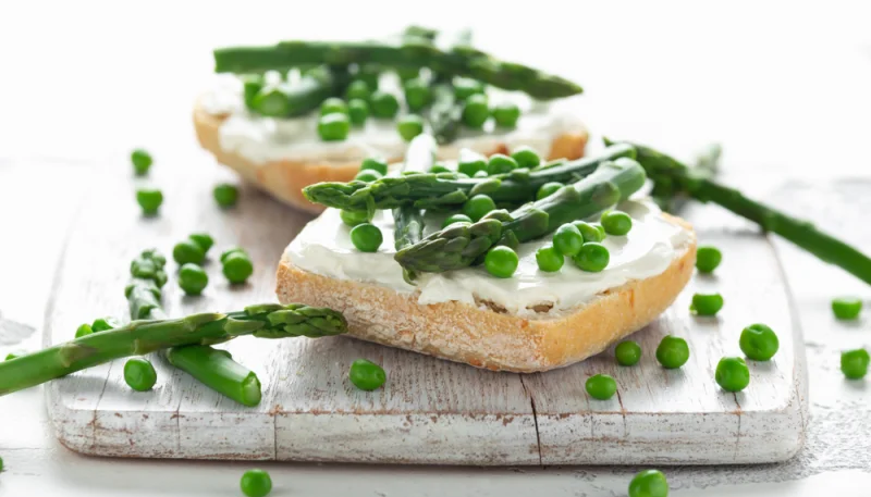 Tartines aux asperges et petits pois