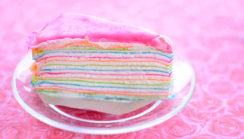 Gâteau de crêpes arc-en-ciel