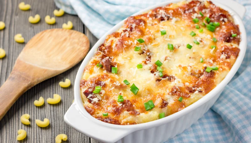 Gratin de pâtes au fromage et au jambon cru