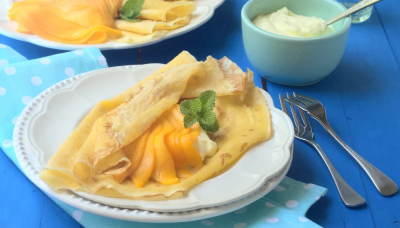 Crêpes à la mangue et crème fouettée