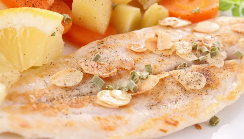 Bar grillé au citron et aux amandes