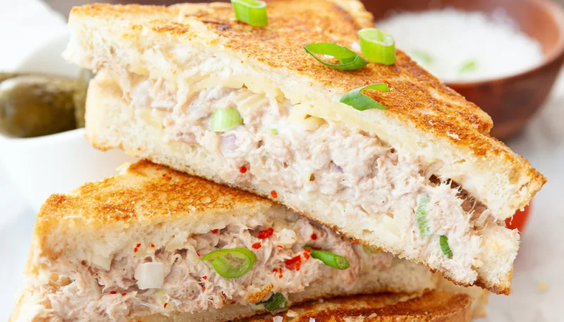 Croque-monsieur thon, tomate et tapenade