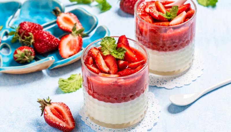 Île flottante inversée à la fraise