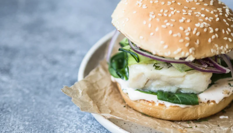 Burger au cabillaud et crudités