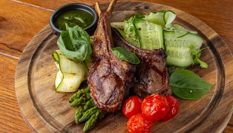 Côtes d'agneau laquées au concombre