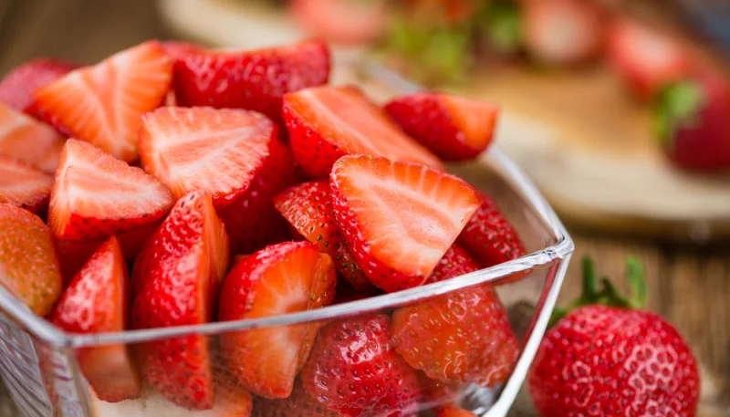 Salade de fraises au sirop de basilic et citron
