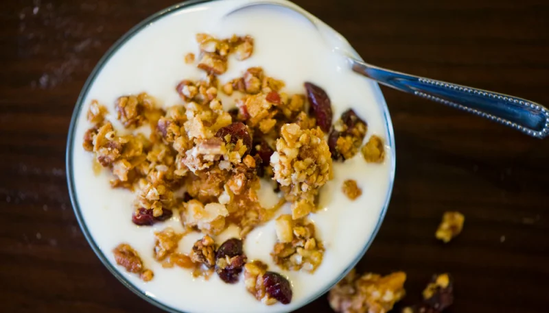 Fromage blanc aux granolas et amandes