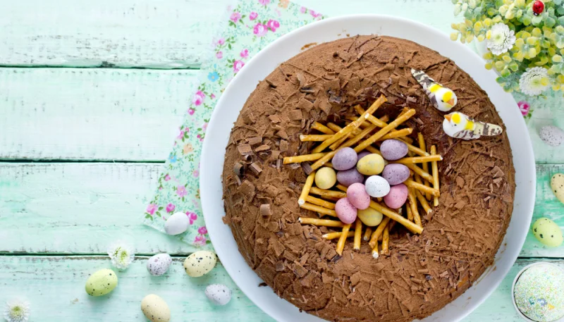 Gâteau aux oeufs de Pâques en chocolat
