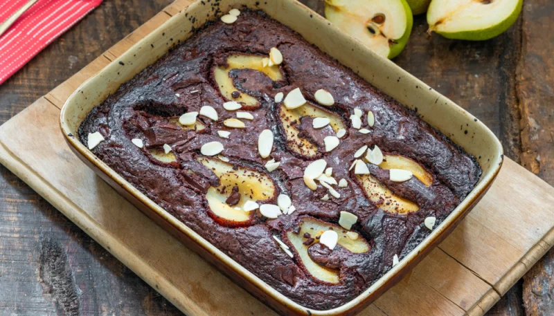 Gâteau moelleux au chocolat, poires et amandes