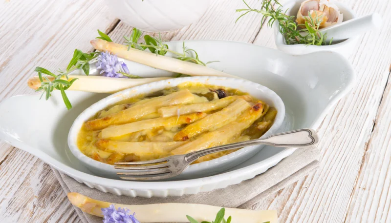 Gratin de fruits de mer, asperges et curry