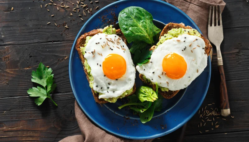 Toasts aux épinards et œufs pochés