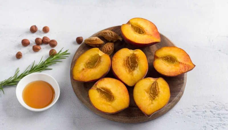 Nectarines grillées aux noisettes et au miel