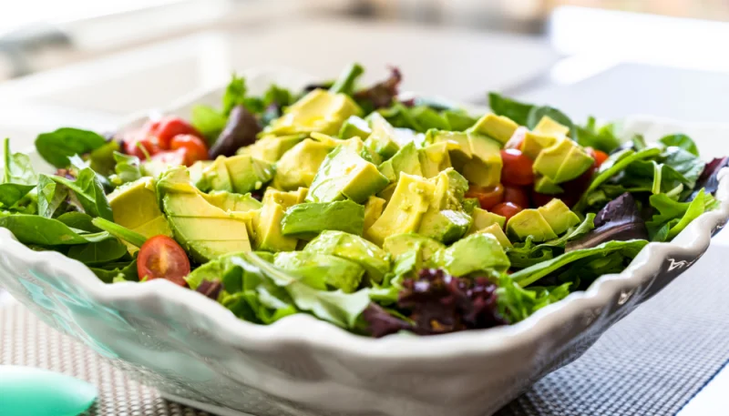 Salade à l'avocat et à la tomate