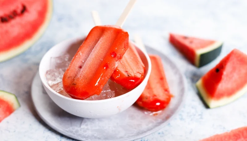 Sucettes de pastèque glacées