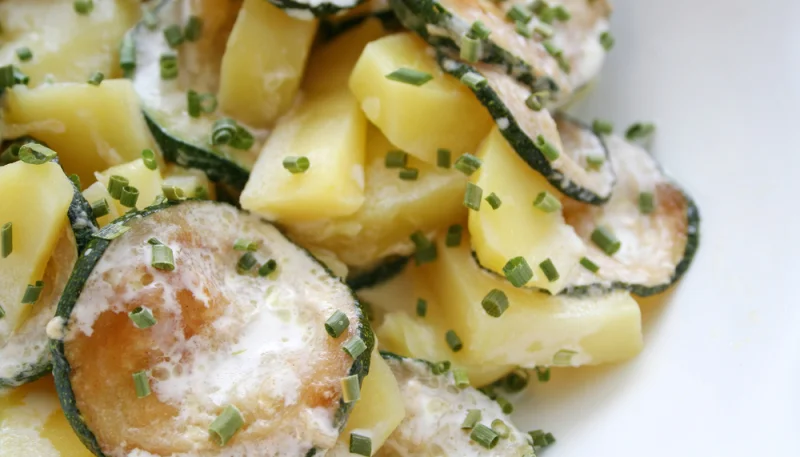 Salade de pommes de terre et courgettes au poulet
