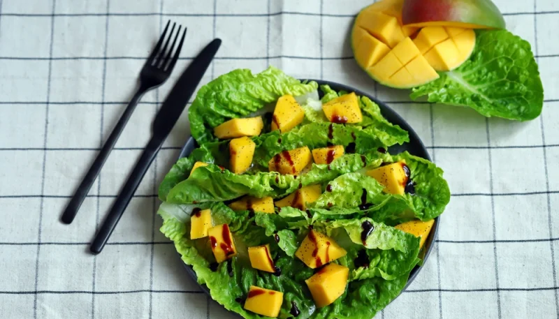 Salade verte, mangue et coco